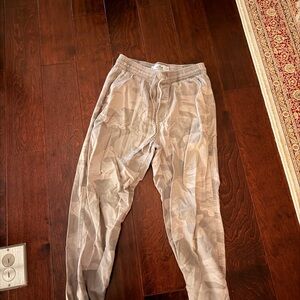 Women’s grey camo pants.